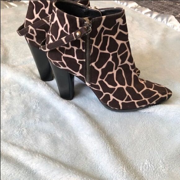 STUART Weitzman Giraffe Booties 7.5 - Picture 2 of 6